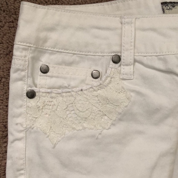 BKE Casuals Lacey White Lace Jean Shorts 25 - Picture 3 of 5